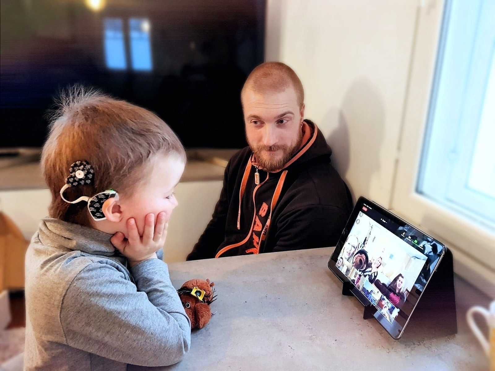 Lapsi ja vanhempi osallistuu etäpuhemuskariin